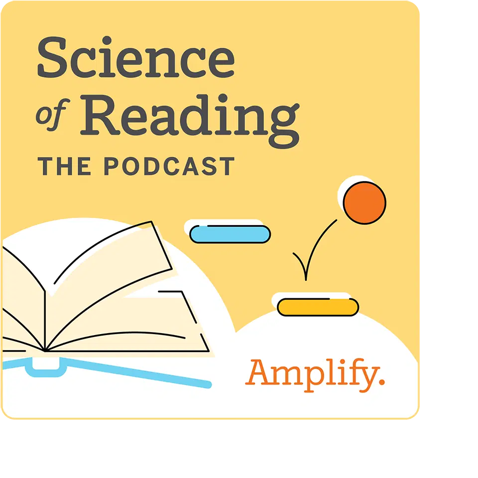 Portada del podcast con el título "Science of Reading: The Podcast" y la palabra "Amplify". Presenta un libro abierto y formas abstractas sobre un fondo amarillo.